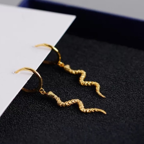 🐍 Insta 18K gold plated snake earrings - Picture 8 of 9